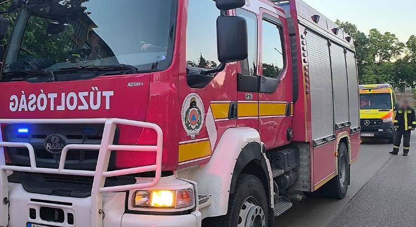 Riadalom a bérházban, senki sem tudta mi okozza a füstöt