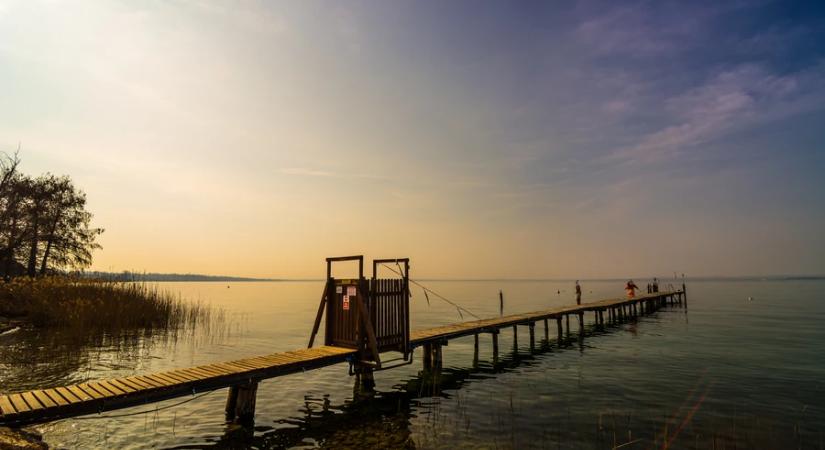 Folytatódik az illegális balatoni stégek bontása