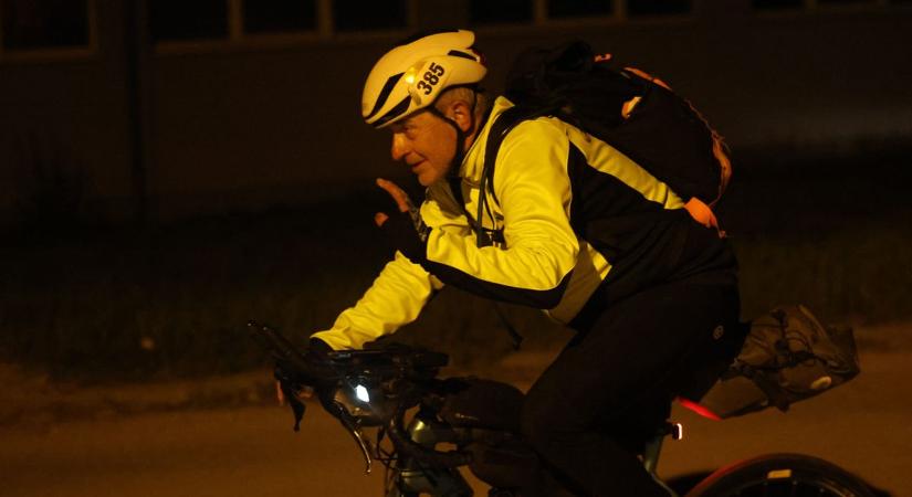 Friss fotón a legyőzhetetlen Vasember: több mint 1000 kilométert tekert két nap alatt, nulla alvással videó