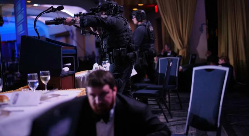 Rengeteg kérdést felvet a fehér házi tudósítók káoszba torkollt vacsorája, ahonnan kimenekítették Trumpot