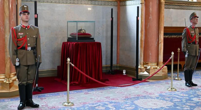 Sulyok bejelentette, hogy elbukott a javaslat, nem vihetik át a Szent Koronát a képviselők esküjéhez a plenáris terembe