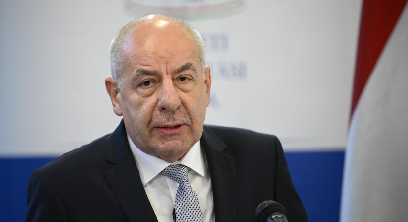 Sulyok Tamás: A Szent Korona Testület nem támogatta, hogy a képviselők hivatali esküjéhez az Országház plenáris üléstermébe vigyék a koronát