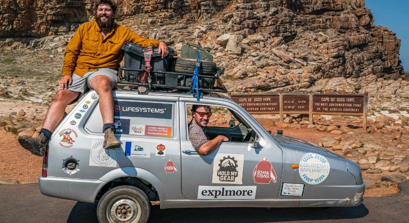 Eszement kalandba vágott két férfi egy háromkerekű autóval