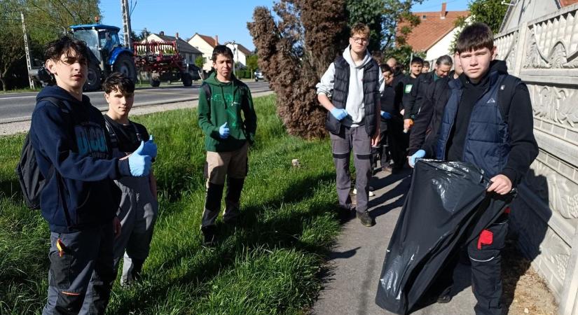 Kis-Csornán szedték a szemetet a Csukás-iskola diákjai