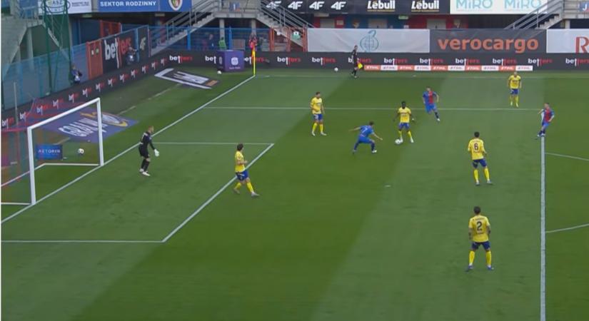 Hihetetlen szerencsétlenkedéssel hozott össze tizenegyest a védő, de a kaput se találta el belőle az ellenfél