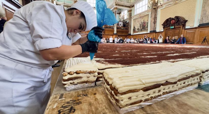 Négy focipályányi a világ leghosszabb tiramisuja