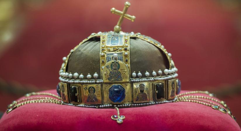 Országház: nem költöztetik a Szent Koronát