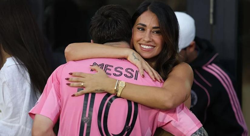 Ezek a cicik...! Lionel Messi felesége bikinis fotóval rúgta be a nyarat