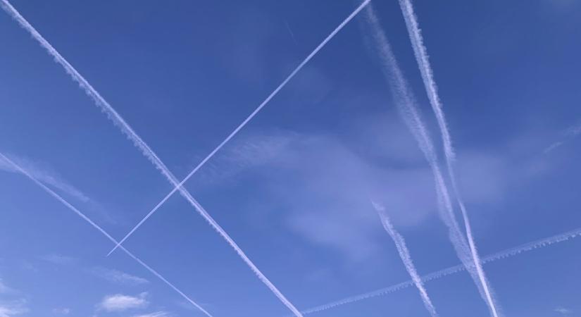Rengeteg kondenzcsík keresztezte az eget Magyarország fölött, furcsa oka volt – szakértő tárta fel a részleteket