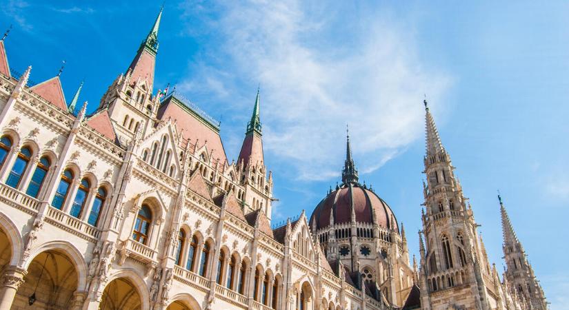 106 éves uralkodás után omlott össze a magyar pártokráciák rendszere