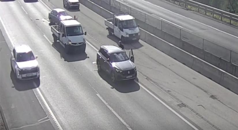 Egy kamion sávot váltott, azonnal jött a roncsderbi az M3-ason – videó