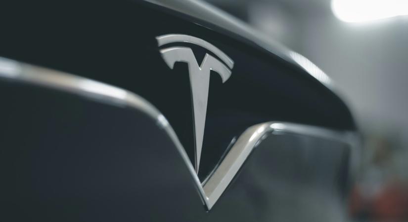 Jön az utolsó, még ember által vezethető Tesla
