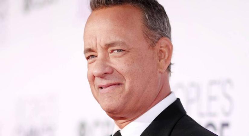 A 69 éves Tom Hanksre rá sem ismerni hirtelen: ősz hajjal, szemüvegben bulizott fia koncertjén