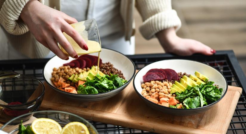 Magában eszed a salátát, hogy spórolj a kalóriákkal? Súlyos árat fizetsz érte, szinte semmi értelme az egésznek