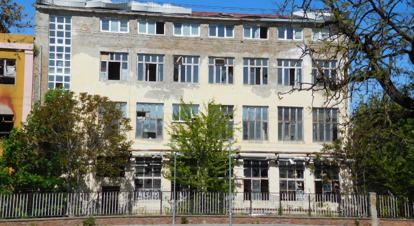 Egymilliárd forintot megközelítő ellentételezést és kármentesítést vár Zugló önkormányzata a Reanal gyár helyén lakóparkot tervező Velion Zrt.-től