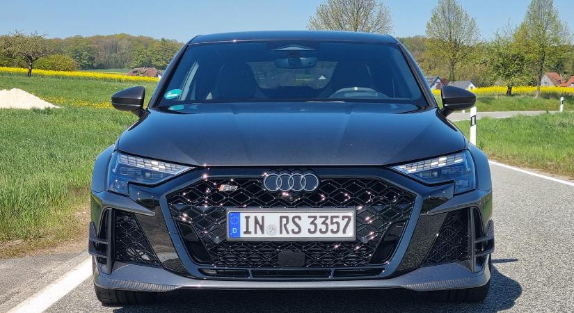Ez az Audi elemi erővel adja az élményt, csak bírja a sofőr