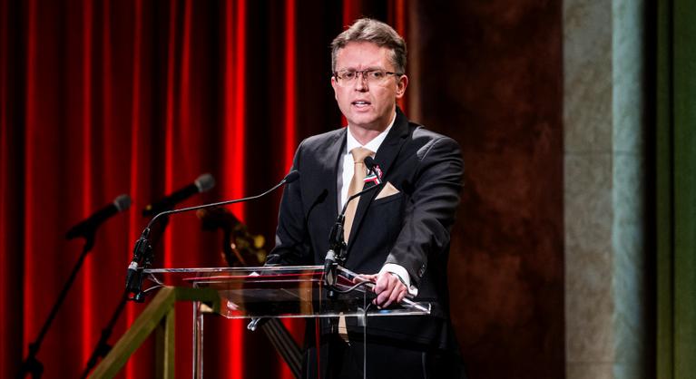 Nem csitul botrány a Fidesz-holdudvarnak kifizetett milliárdok körül