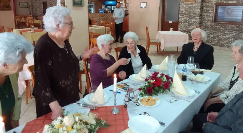 Hetven év után találkoztak az egykori osztálytársak a Kisalföldön - Az osztályfőnökük is velük lehetett - fotók