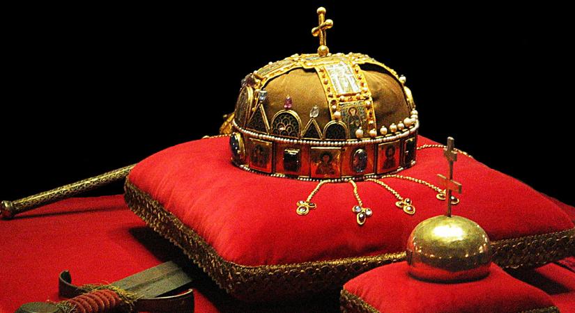 A helyén marad a Szent Korona