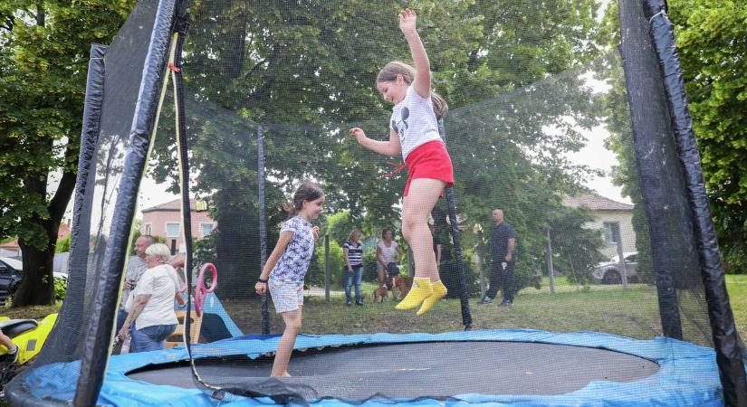 Ezeket a hibákat követi el a legtöbb szülő a kerti trambulinnál – nem véletlenül nem gyerekjátéknak készült