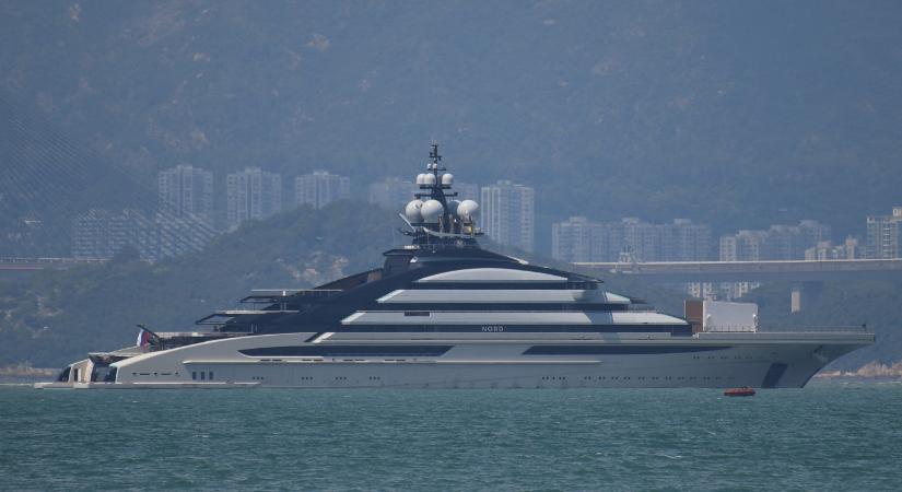 Hiába a blokád, egy Putyin-közeli orosz oligarcha szuperjachtja áthaladt a Hormuzi-szoroson