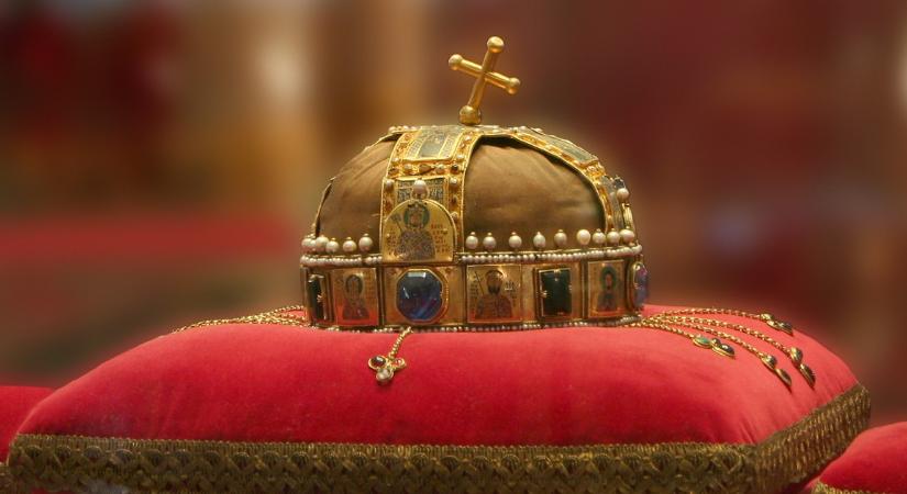 Elbukott a javaslat, nem viszik a Szent Koronát a parlamenti ülésterembe a képviselők esküjéhez