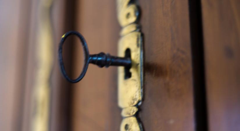 Szó szerint hatalmas meglepetés érte az első lakását megvásárló nőt, amikor kinyitotta a titkos ajtót az új otthonában