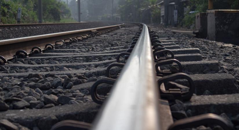 Tragédia: elgázolt a vonat egy autót Dombóváron – ketten a helyszínen meghaltak