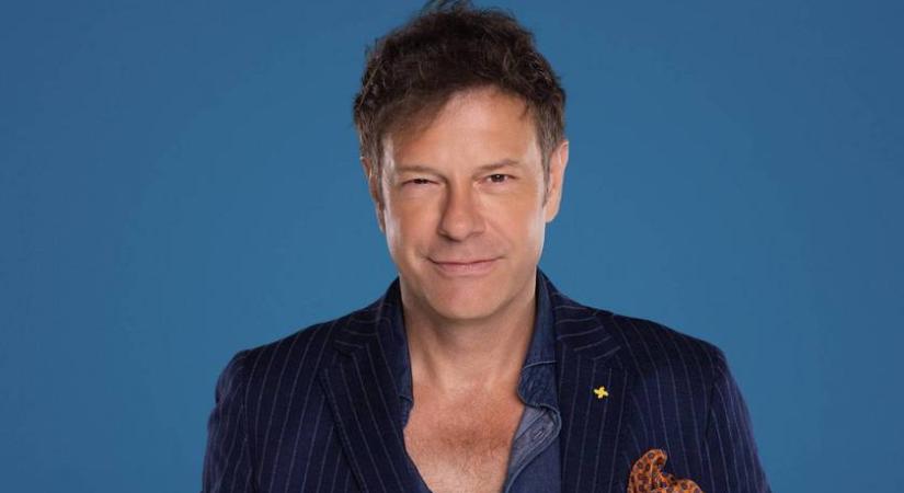 Ilyen csoda helyen él Till Attila: virágba borult mesés kertje