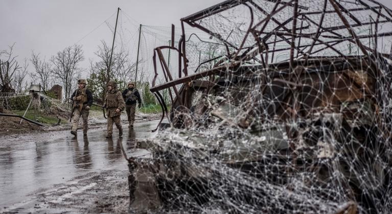 Videón a Halálos hajsza Vovcsanszknál, ukrán FPV drónok tarolták le az orosz rohamcsapatot - Oroszország háborúja Ukrajnában – az Index keddi hírösszefoglalója