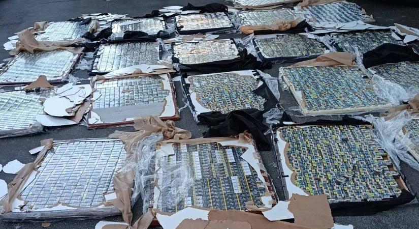 Egy titkos csomagot rejtettek az ágyak, bolgár csempészt csíptek el az M1-esen