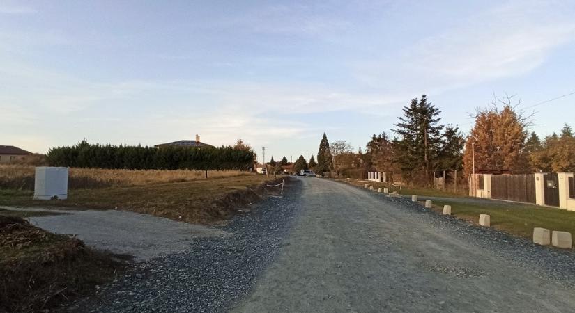 Lassan másfél hét telt el azóta, hogy bejelentették, hogy az egészségügyi határérték 290-szerese található azbesztből Szombathelyen, a leköszönő kormány pedig ez idő alatt sem csinált semmit