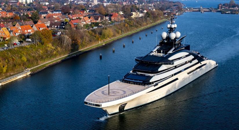 Hiába a háború, meg a blokád, egy szankciók alatt álló orosz oligarcha szuperjachtja simán átkelt a Hormuzi-szoroson