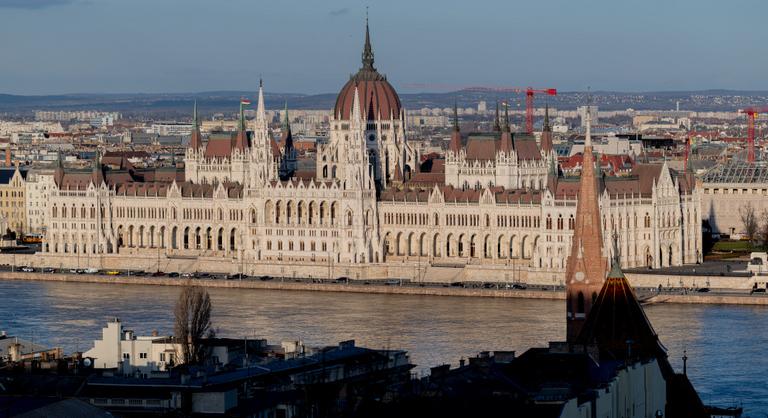 Zajlik a munka a Parlamentben, fontos napra készül a Fidesz