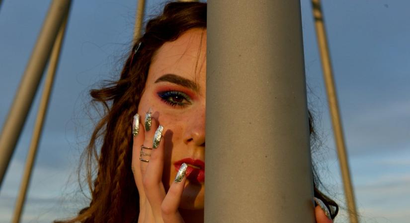Maximális csillogás: ezek a beauty trendek uralják az idei fesztiválszezont