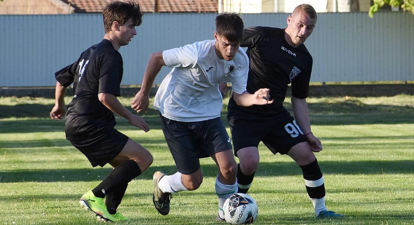 Nyolcat rúgott a Fegyvernek, idegenben tarolt az Újszász – galériával