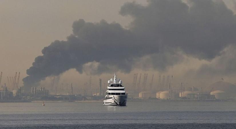 Botrány a Hormuzi-szorosban, Irán megalázta a világot: átengedte a Föld egyik legnagyobb luxusjachtját – persze, hogy egy orosz milliárdosé