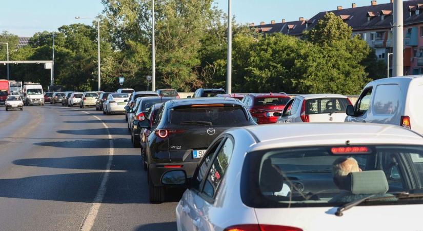 Két kisteherautó karambolozott, torlódik az M3-as