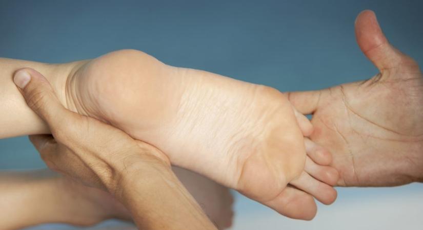 Egy férfit azzal vádolnak, hogy masszőrtanulónak hazudta magát, hogy így fogdoshassa idegen nők lábát