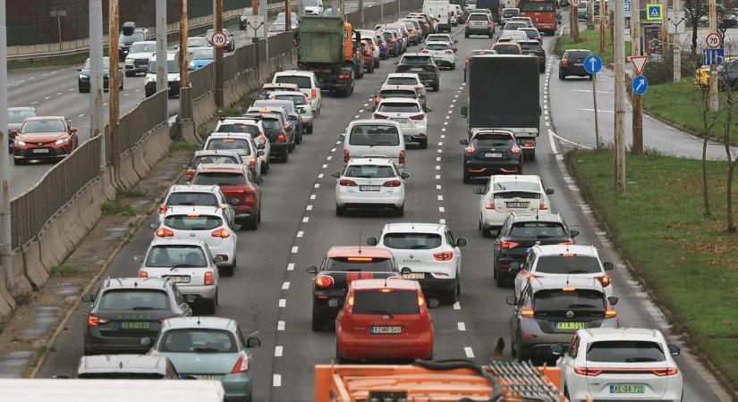 Kilométeres dugó bénítja Budapest felé a forgalmat az M3-ason– erre menekülhetnek az autósok!