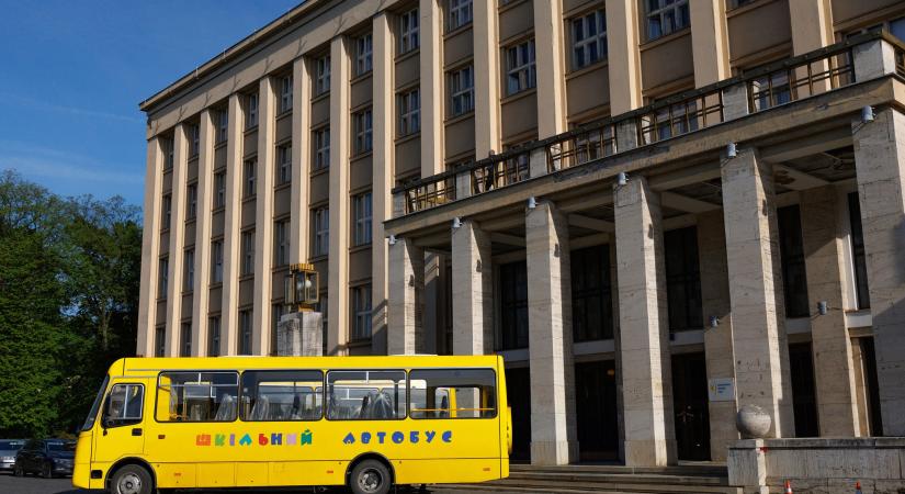 Új iskolabuszokat kaptak a kárpátaljai kistérségek