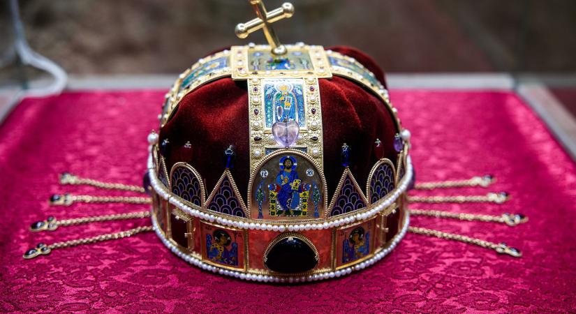 Tehetnek esküt a Szent Korona előtt az új képviselők, de nem úgy, ahogy tervezték