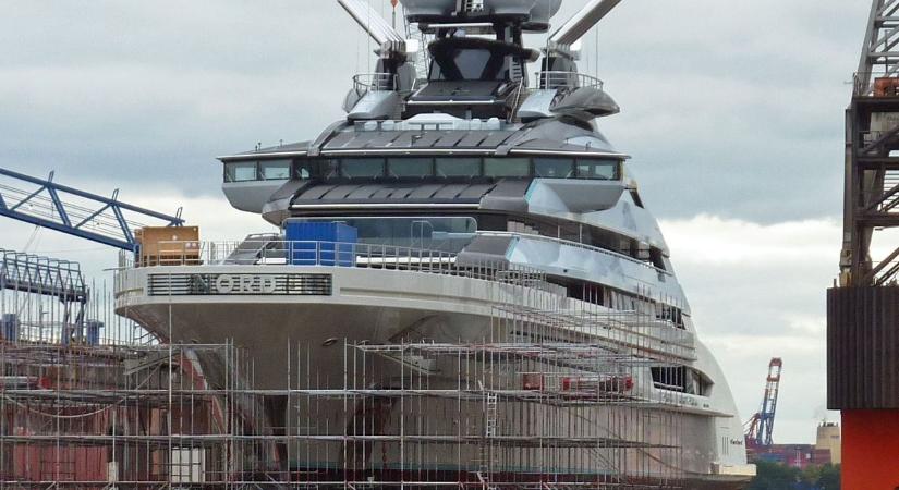 Mi zajlik itt? Áthaladt egy szuperjacht a szigorúan lezárt Hormuzi-szoroson