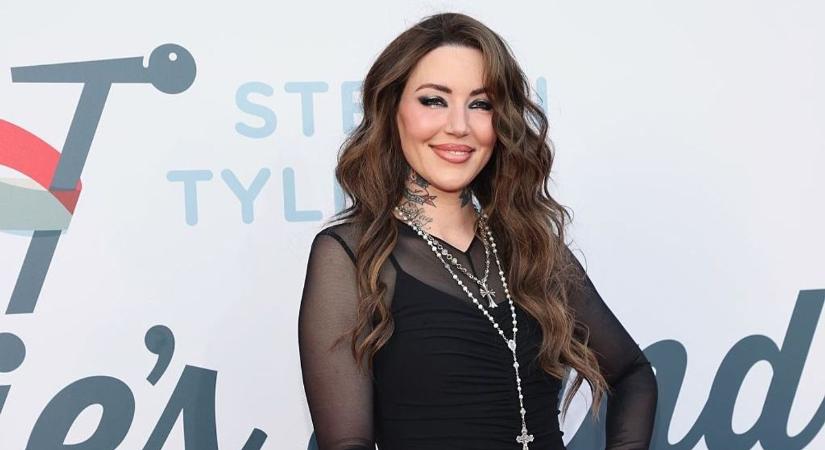 Új sztárpár a rockvilágban, közös dallal jelentkeznek – a férfi korábban Lady Gagával is randizott