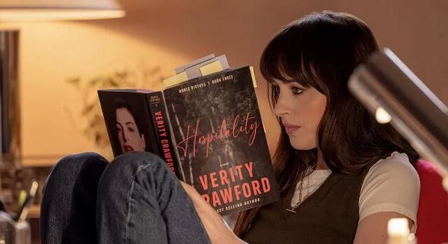 Dakota Johnson és Anne Hathaway pszichológiai párharca elég kemény perceket ígér