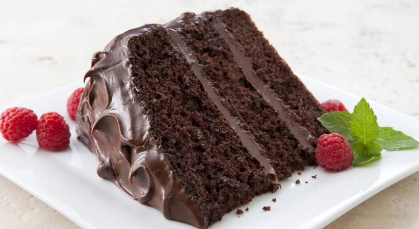 Klasszikus amerikai csokitorta: puha tészta, ínycsiklandó krém