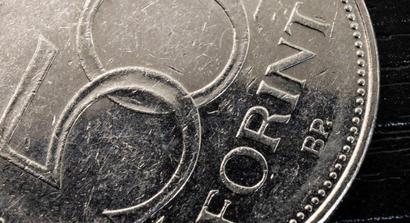 Pici gyengüléssel megy neki a forint a keddi napnak: mutatjuk a friss árfolyamokat