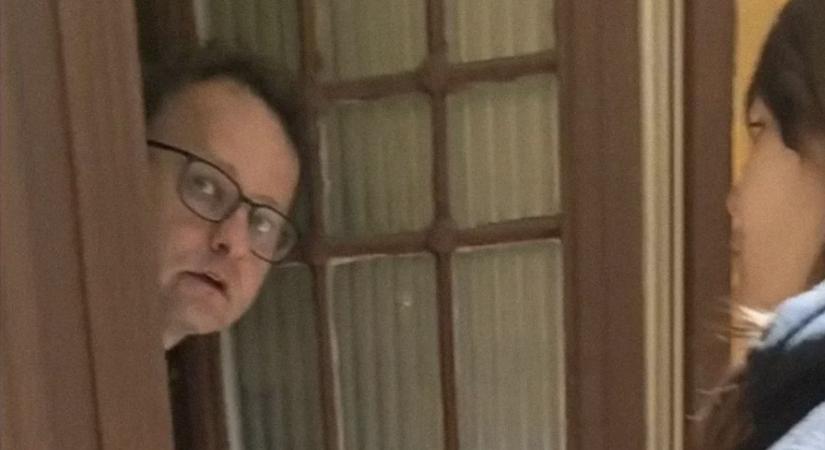 Direkt36: A Fidesz-frakció munkatársának lakásában lakik egy körözött lengyel politikus