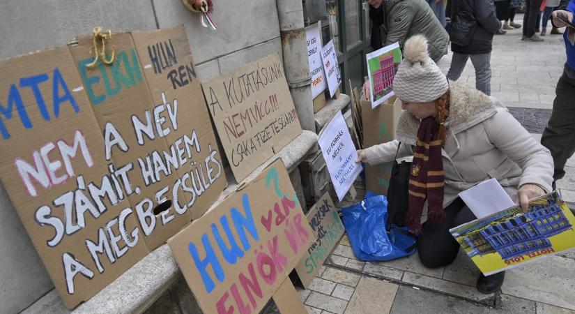 Oktatói Hálózat: „A felsőoktatás területén a rombolás utolsó fejezetét képezte a korábban állami egyetemek négyötödének alapítványokba való kiszervezése”