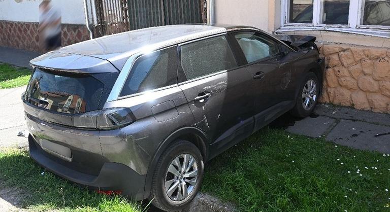 Gyerek lépett a gázra, áttörte a kaput és házba csapódott az autó Kaposváron